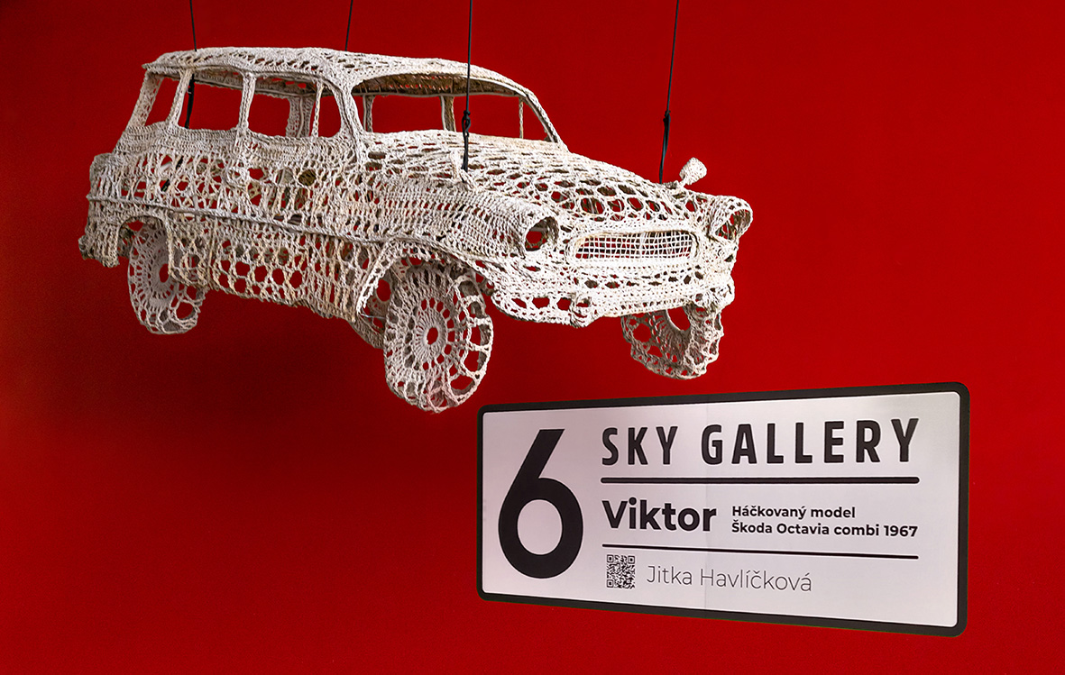 Z Kalifornie na Šestku: obchodní centrum vystavuje slavný háčkovaný model Škody Octavie
