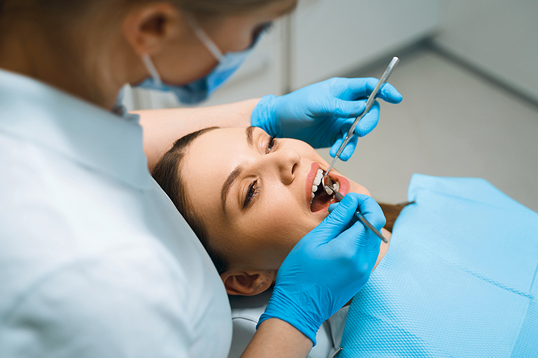 Z pojištění bílá plomba jen na předních zubech Z pojištění bílá plomba jen na předních zubech