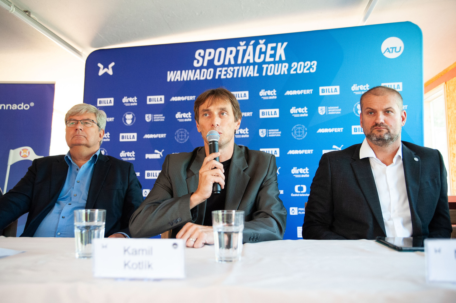 Zleva-Miroslav Jansta, předseda České unie sportu, Kamil Kotlík a Miroslav Petr