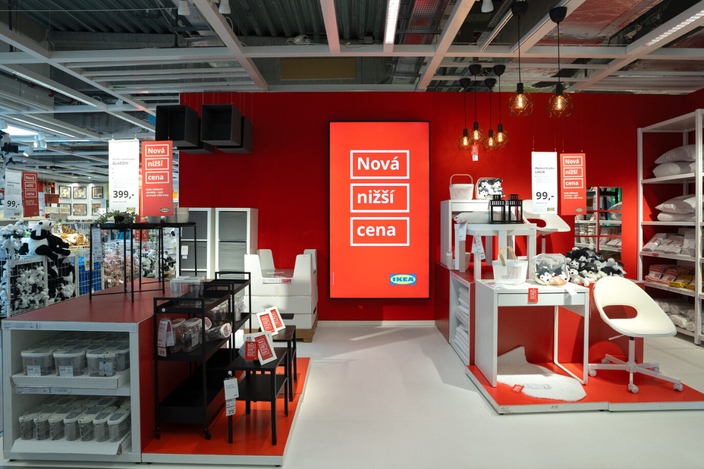 IKEA zlevnila přes polovinu sortimentu