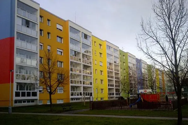 O stín v paneláku se postarají venkovní rolety