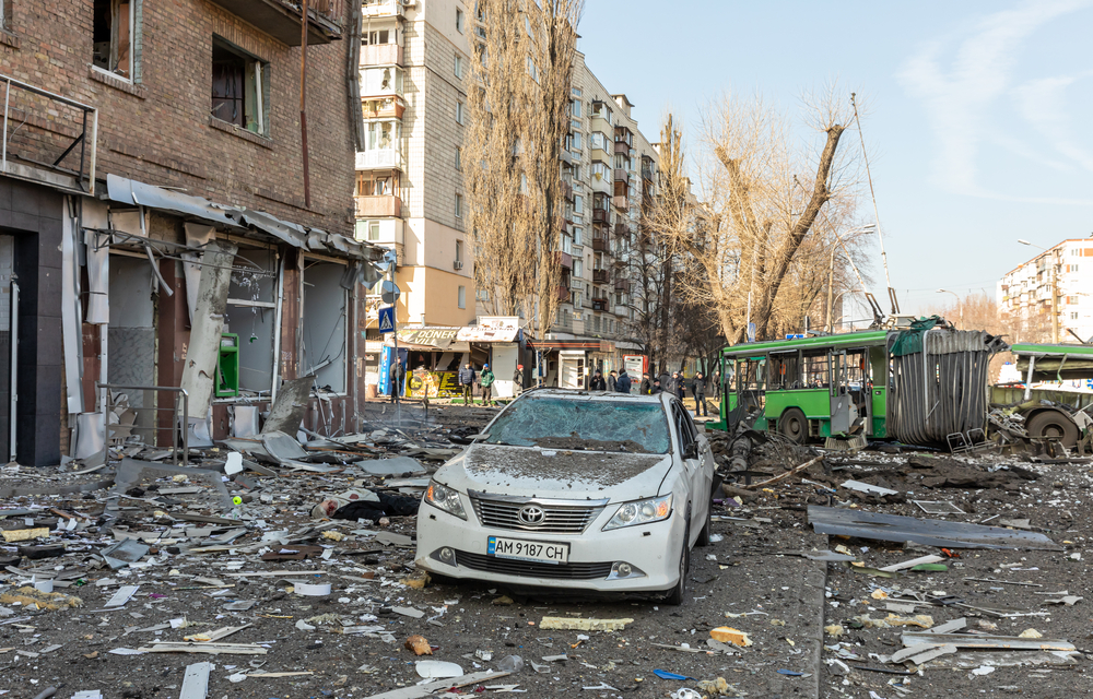 Kyjev čelí největšímu dronovému útoku, bylo zasaženo několik domů a školka