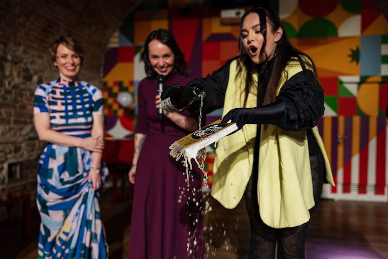 Ewa křtila knihu v dost extravagantním outfitu. Ewa křtila knihu v dost extravagantním outfitu.