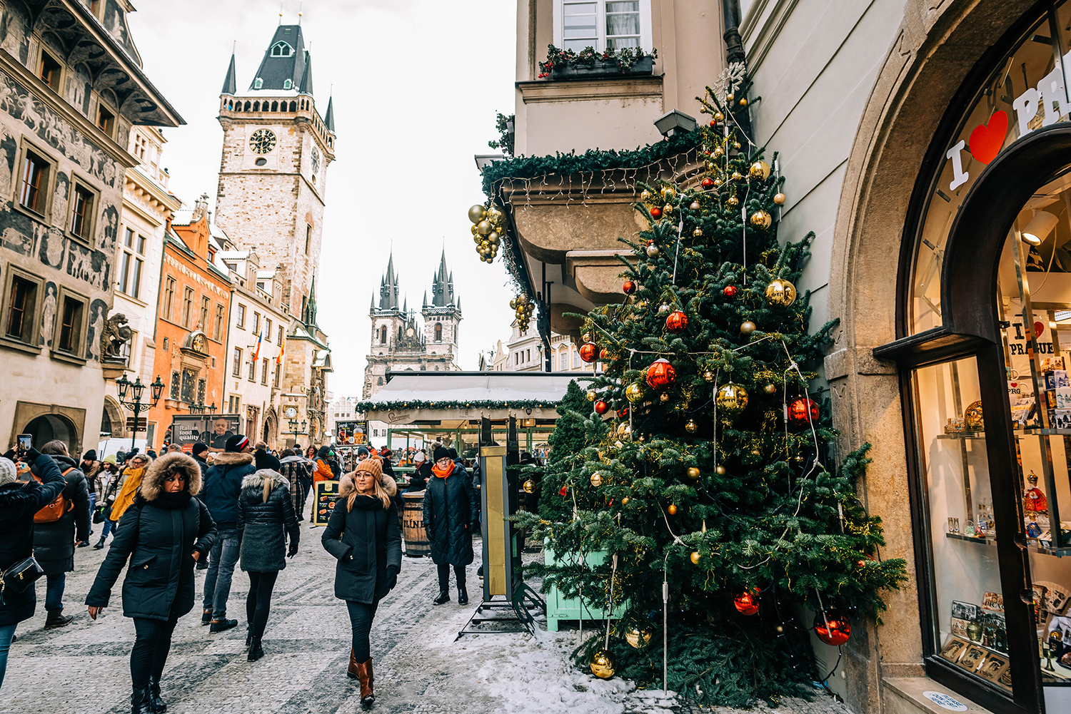 Praha je o vánocích ještě malebnější.