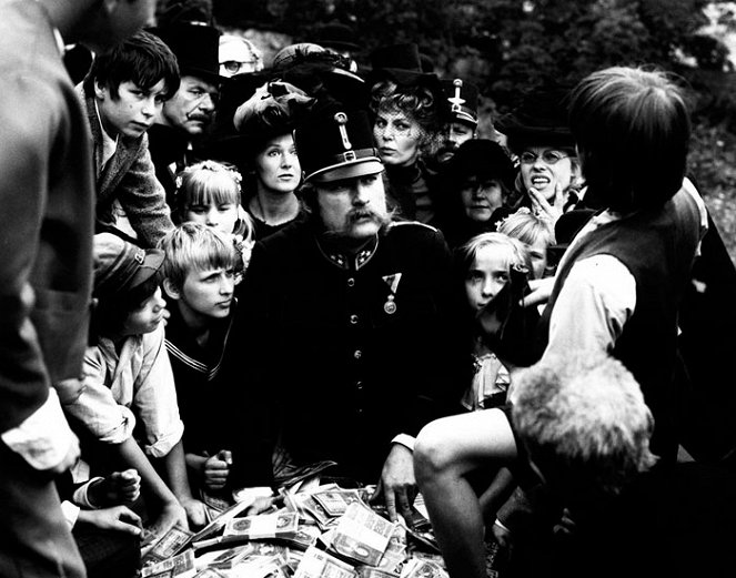 S filmem Páni kluci je spjatá píseň Nestůj a pojď, kterou nazpíval Václav Neckář.