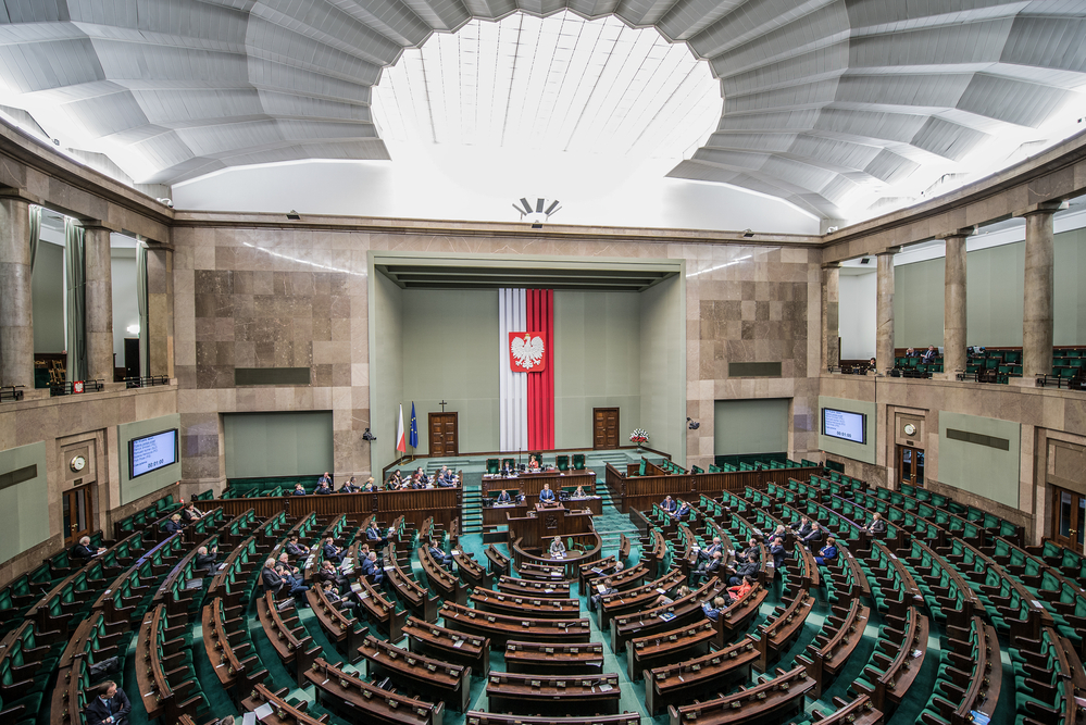 Poslanci PiS bojkotovali usnesení vyzývající k obnovení nestrannosti veřejnoprávních médií a shromáždili se ve stanici TVP Poslanci PiS bojkotovali usnesení vyzývající k obnovení nestrannosti veřejnoprávních médií a shromáždili se ve stanici TVP