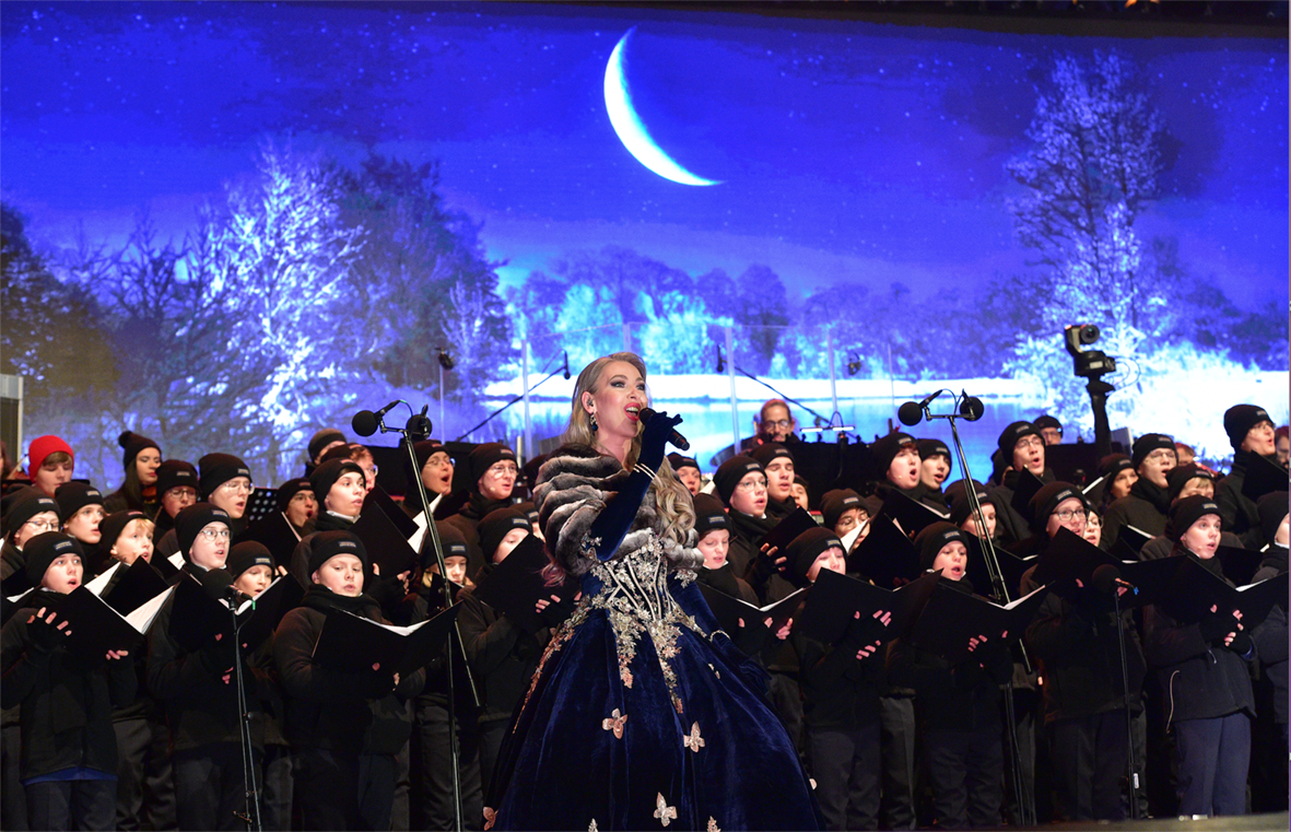 LENKA GRAF jako první Češka vystoupila na reprezentativním adventním koncertě v Drážďanech s věhlasným sborem Dresdner Kreuzchor.