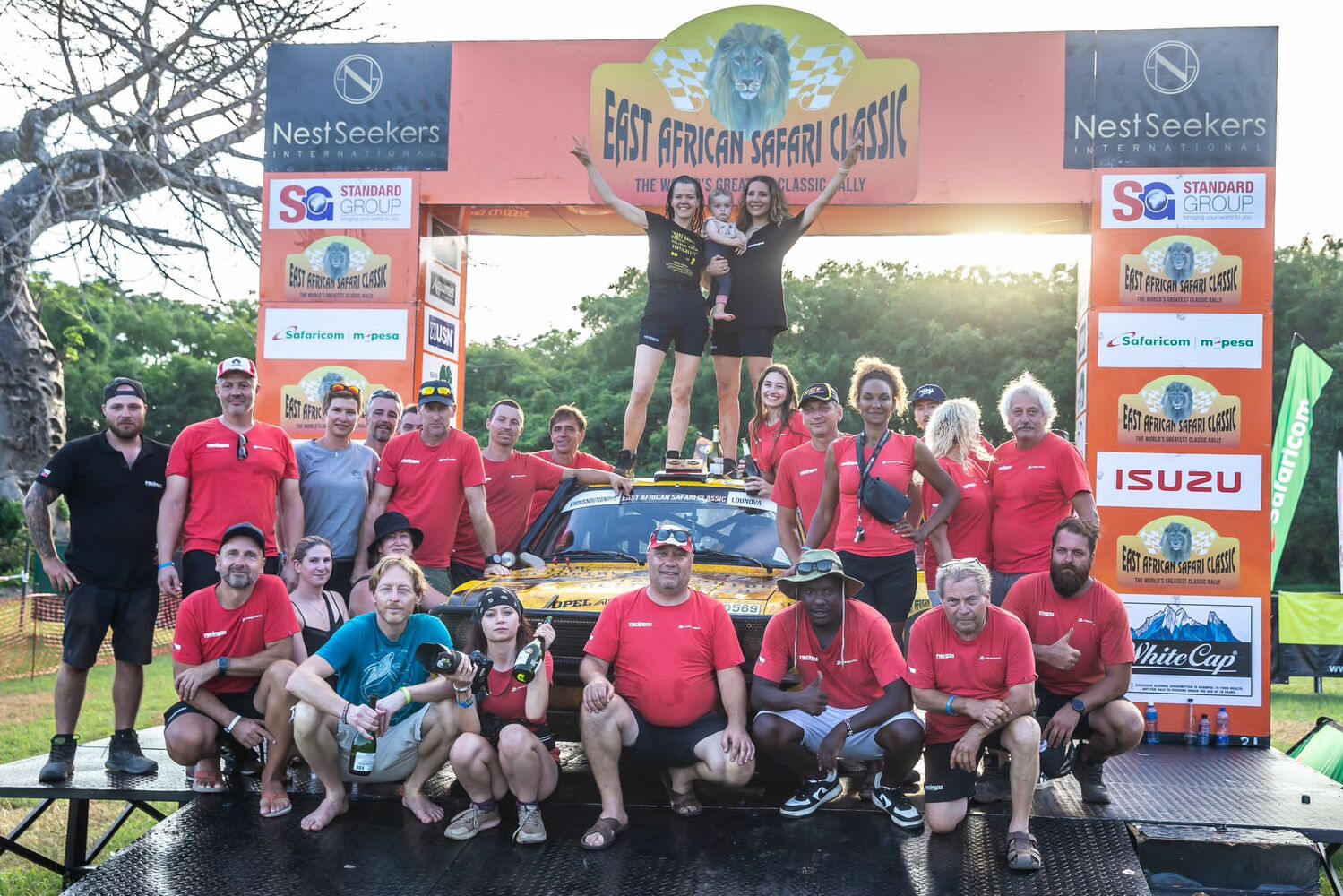 „Porodní rallye“ Olgy Lounové a Lilii Khousnoutdinové slaví velký úspěch a vysílá jasný vzkaz ženám - zvládnete cokoliv, klidně i rallye pro chlapy a děti si taky dělejte jak chcete, ale roďte ve stoje 