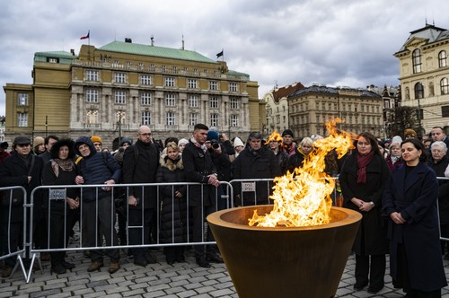 Centrem Prahy dnes odpoledne prošel pietní průvod studentů, který uctil památku obětí střelby na Filozofické fakultě Univerzity Karlovy