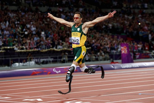 Šestinásobný paralympijský vítěz Oscar Pistorius byl na podmínku propuštěn z vězení, kde si odpykával trest za vraždu