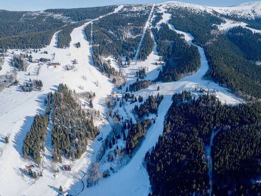 Horský resort Rokytnice nad Jizerou láká na alpské lyžování na jedné z nejdelších tuzemských sjezdovek