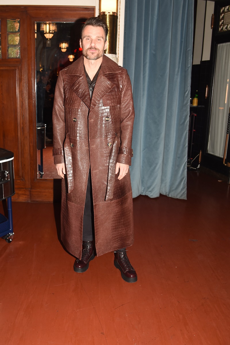 Poslední dobou sleduji, jak si Leoš Mareš oblíbil kožené a koženkové oblečení. Jsem jen pro! Na mužích to působí velice efektně, a přece pořád decentně a elegantně. Zemité barvy jsou v případě Leoše správnou volbou a mohutná obuv dodává celému outfitu správný rockový nádech. Naprosto skvělé!