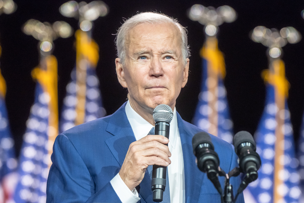 Americký prezident Biden uctil se svou manželkou památku vojáků padlých v Jordánsku