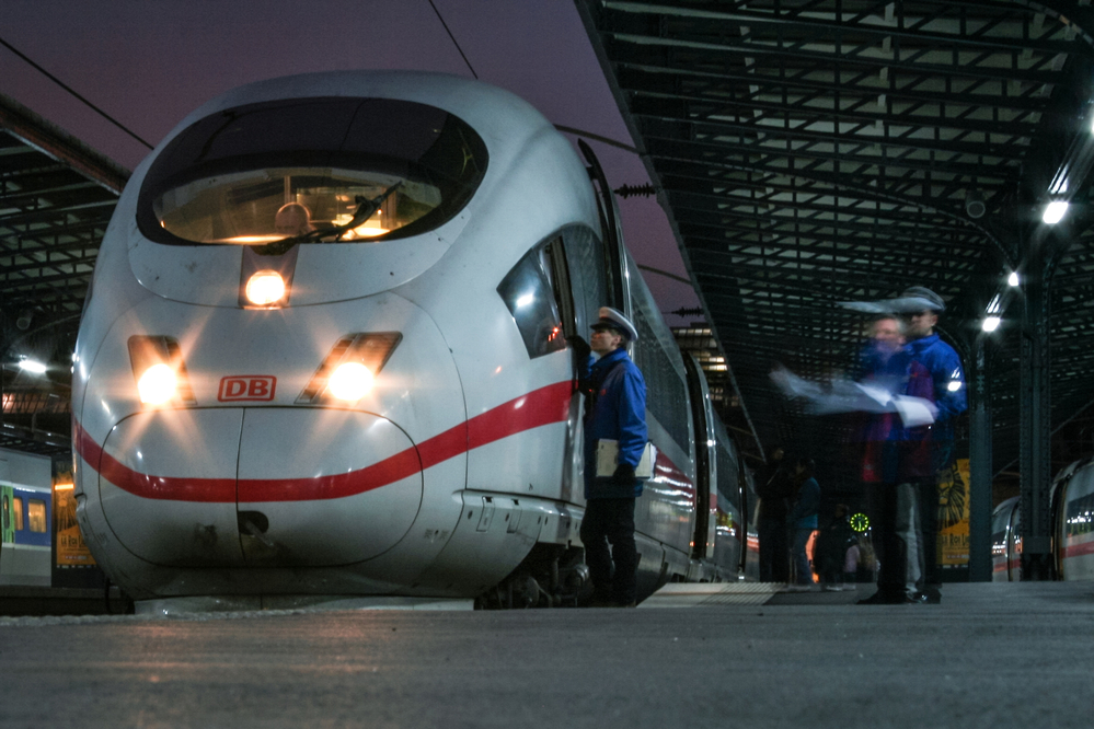 Německá železniční společnost DB postupně sníží pracovní dobu strojvedoucích na 35 hodin týdně se zachováním plné mzdy Německá železniční společnost DB postupně sníží pracovní dobu strojvedoucích na 35 hodin týdně se zachováním plné mzdy