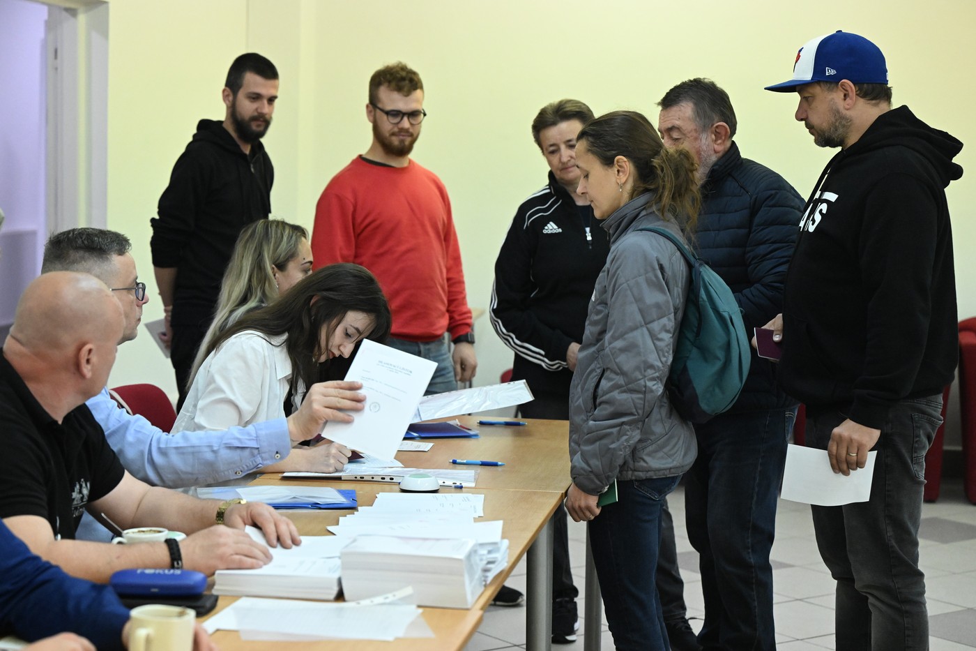 Slováci v rozhodujícím kole přímé volby vybírají nového prezidenta 