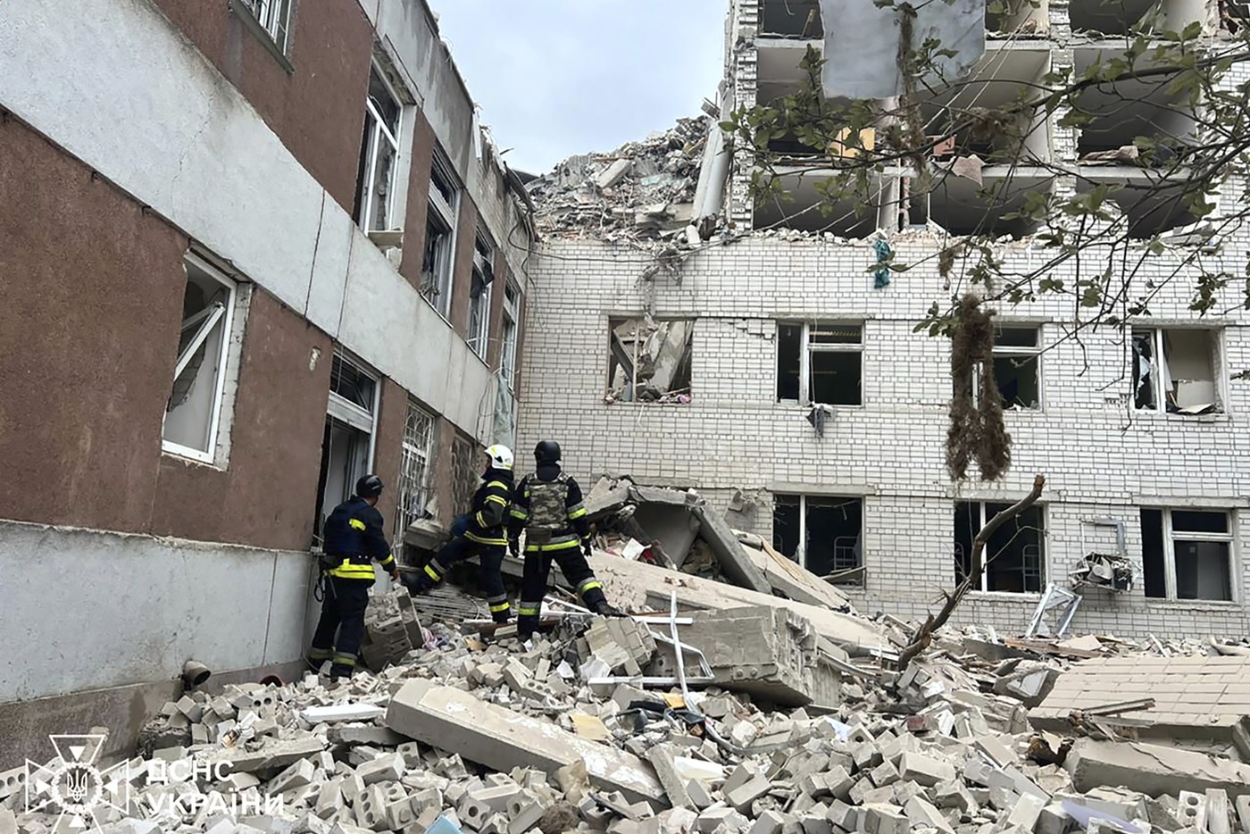 Při ruském útoku na Černihiv zemřelo nejméně 13 lidí, uvedl ukrajinský ministr Při ruském útoku na Černihiv zemřelo nejméně 13 lidí, uvedl ukrajinský ministr