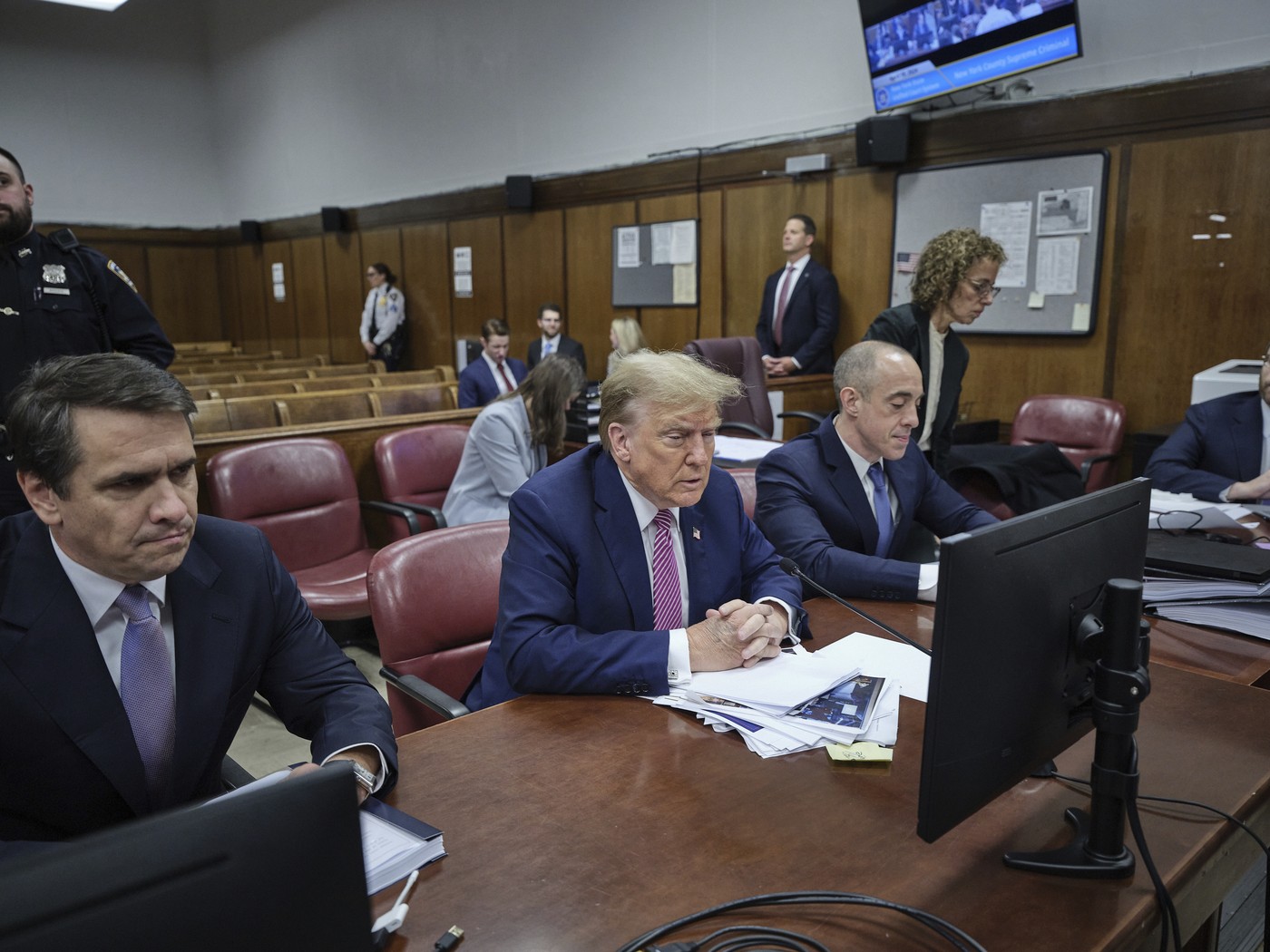 Policie oznámila totožnost muže, který se zapálil před soudem s Trumpem 