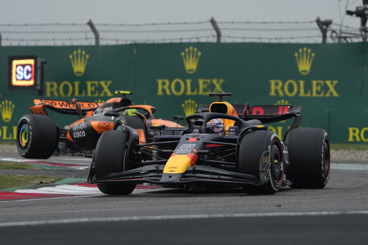 Obhájce titulu Max Verstappen vyhrál poprvé Velkou cenu Číny formule 1 a navýšil svůj náskok v čele mistrovství světa