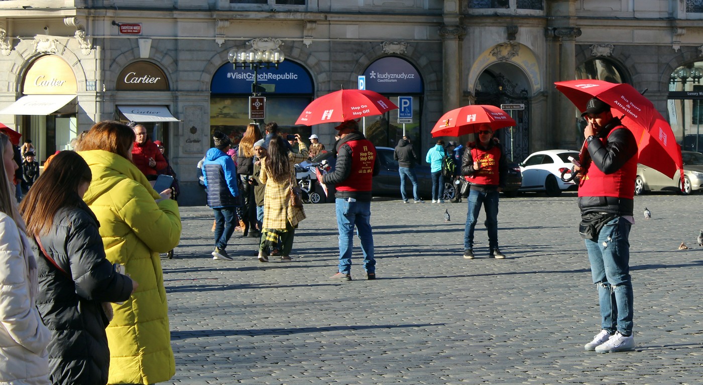 Sněmovní rozpočtový výbor dnes návrh proti takzvaným deštníkářům z centra Prahy