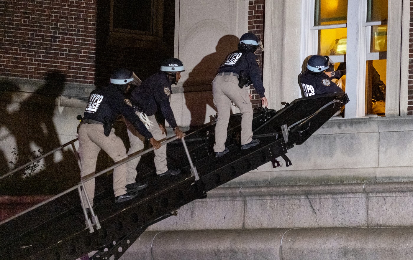 Newyorská policie vyvedla demonstranty z budovy Kolumbijské univerzity 