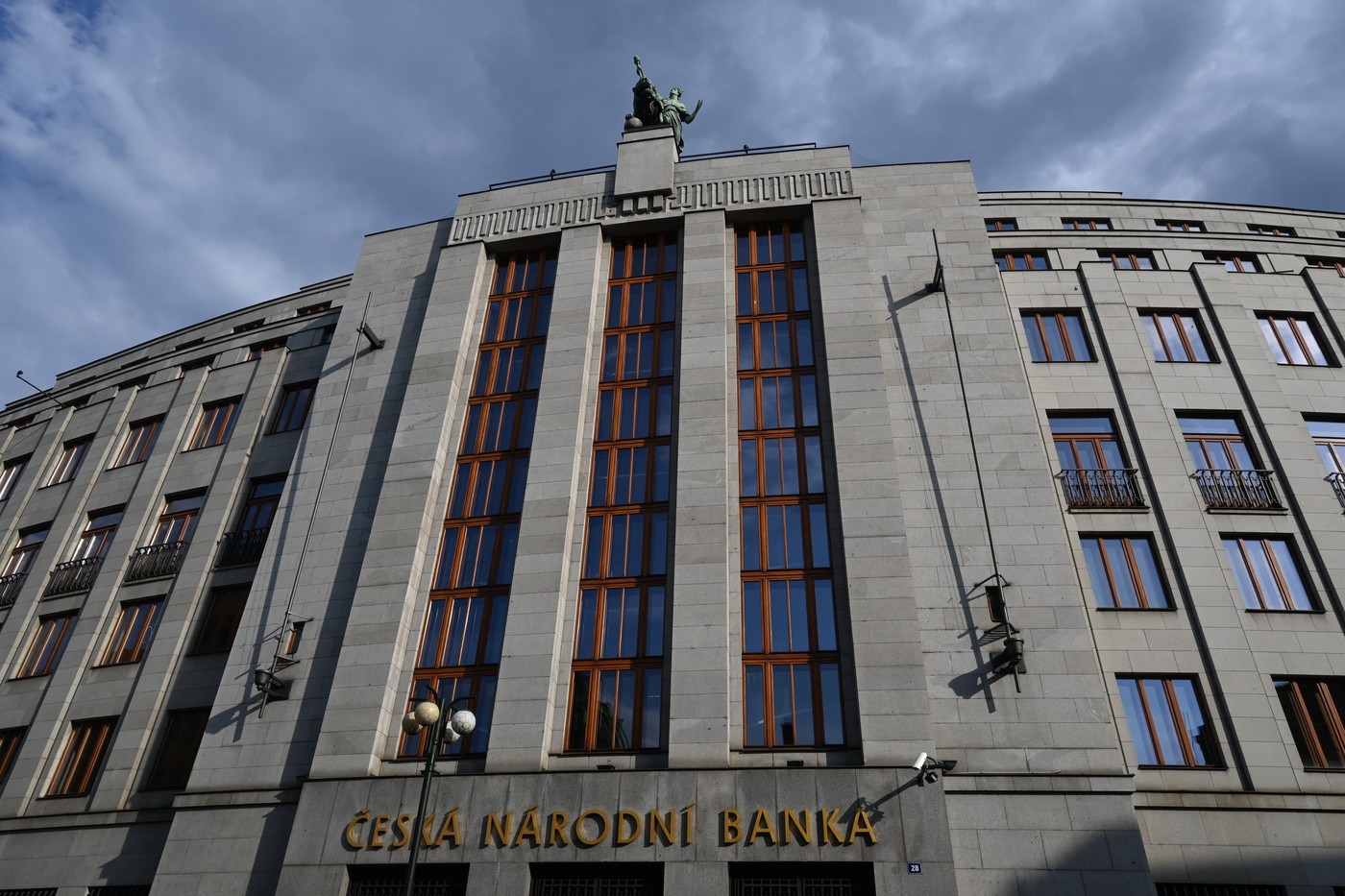 ČNB snížila úrok na 5,25 procenta a zlepšila výhled ekonomiky, koruna posílila