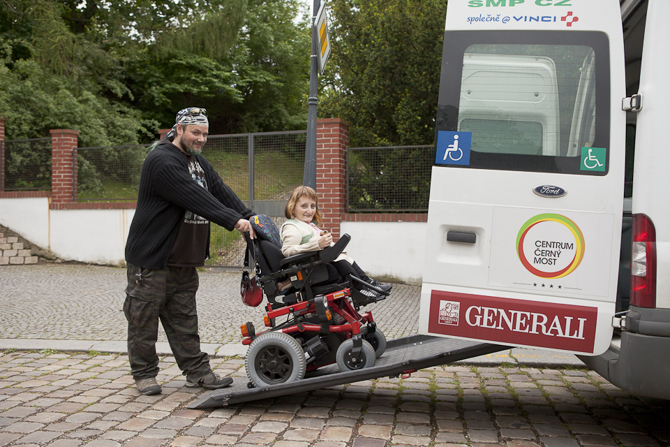Bezbariérová doprava za vzděláním je nedílnou součástí života lidí s tělesným postižením Bezbariérová doprava za vzděláním je nedílnou součástí života lidí s tělesným postižením