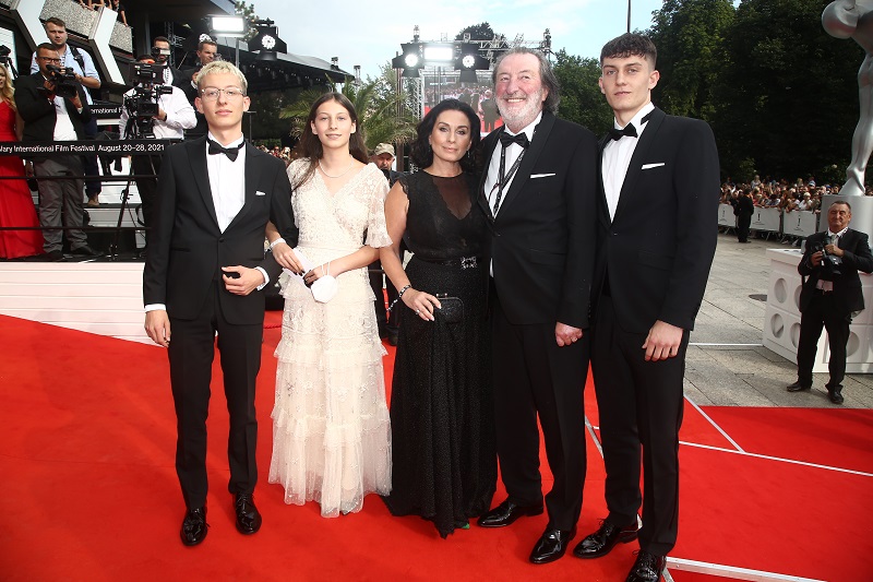 Bolek s manželkou Marcelou a dětmi na karlovarského festivalu v roce 2021. Bolek s manželkou Marcelou a dětmi na karlovarského festivalu v roce 2021.