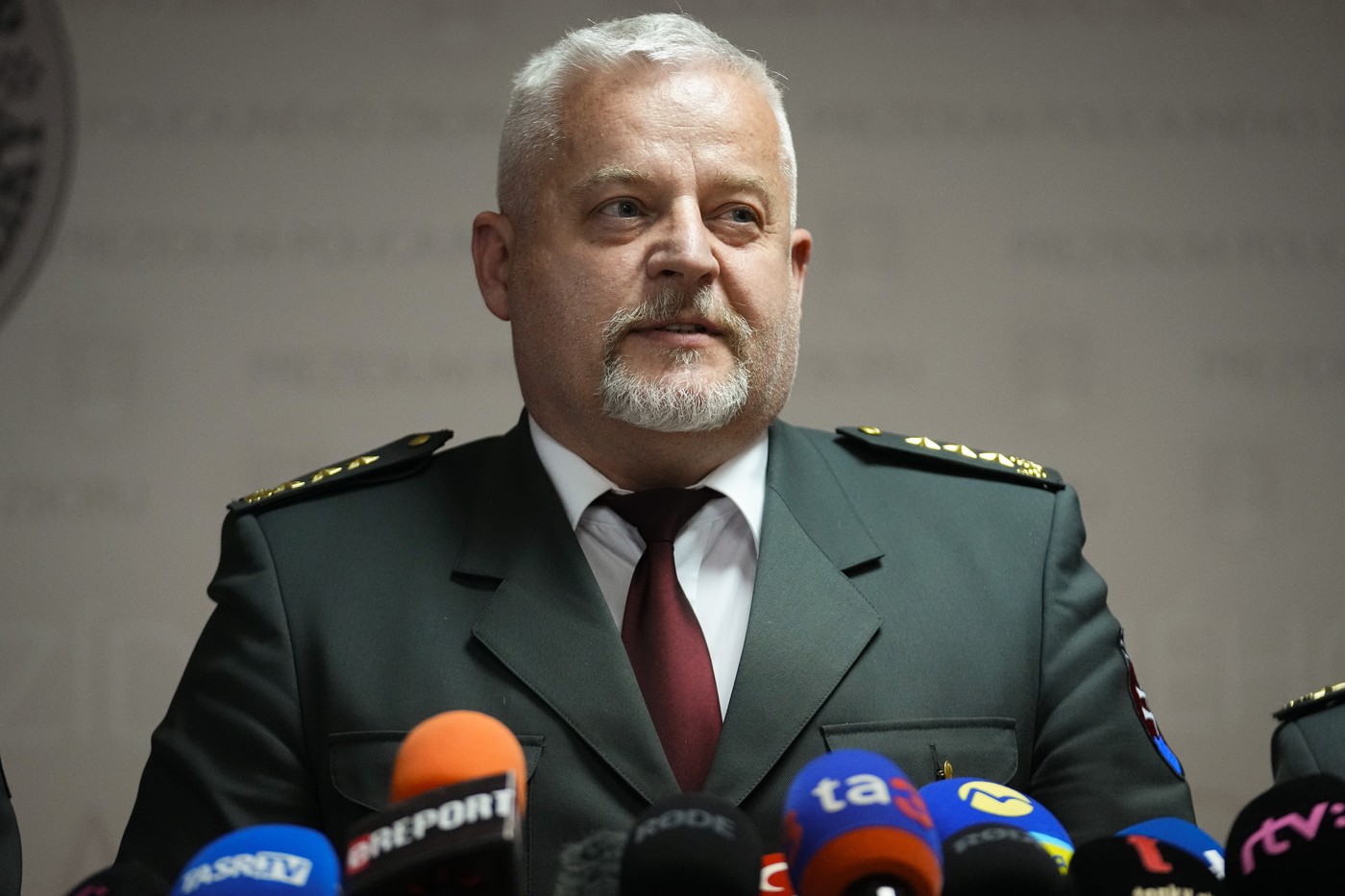 Zdravotní stav postřeleného premiéra Fica je stabilizovaný, ale vážný, uvedl ministr obrany Kaliňák
