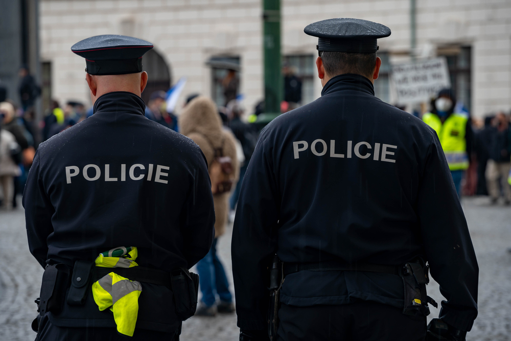 Pražská policie propustila policistu stíhaného za napadení devatenáctileté dívky před barem na Smíchově