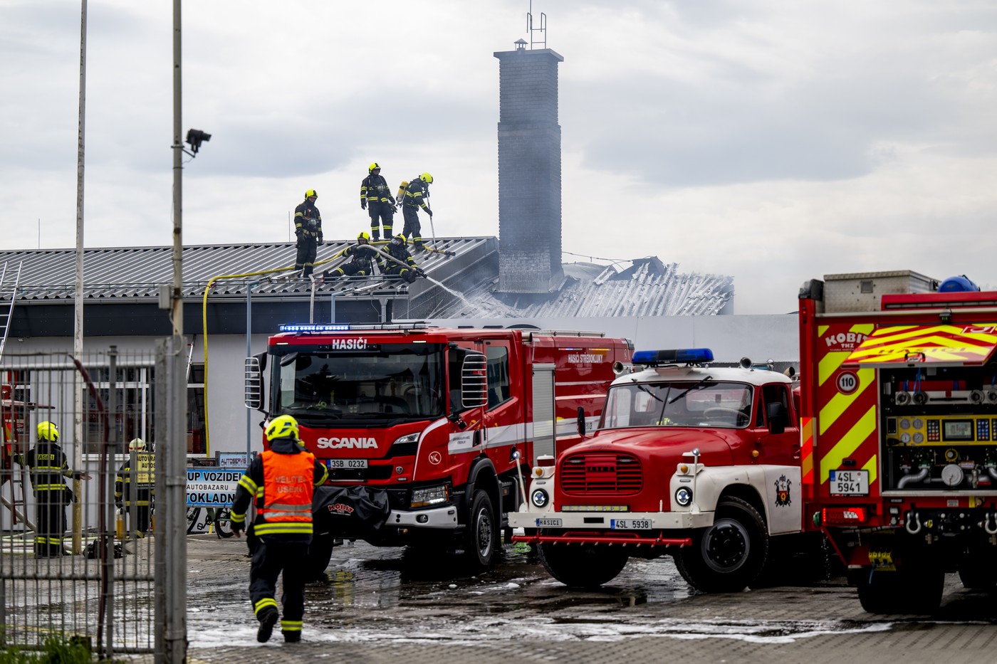 V Kladně hořel sklad olejů, škoda bude v desítkách milionů korun
