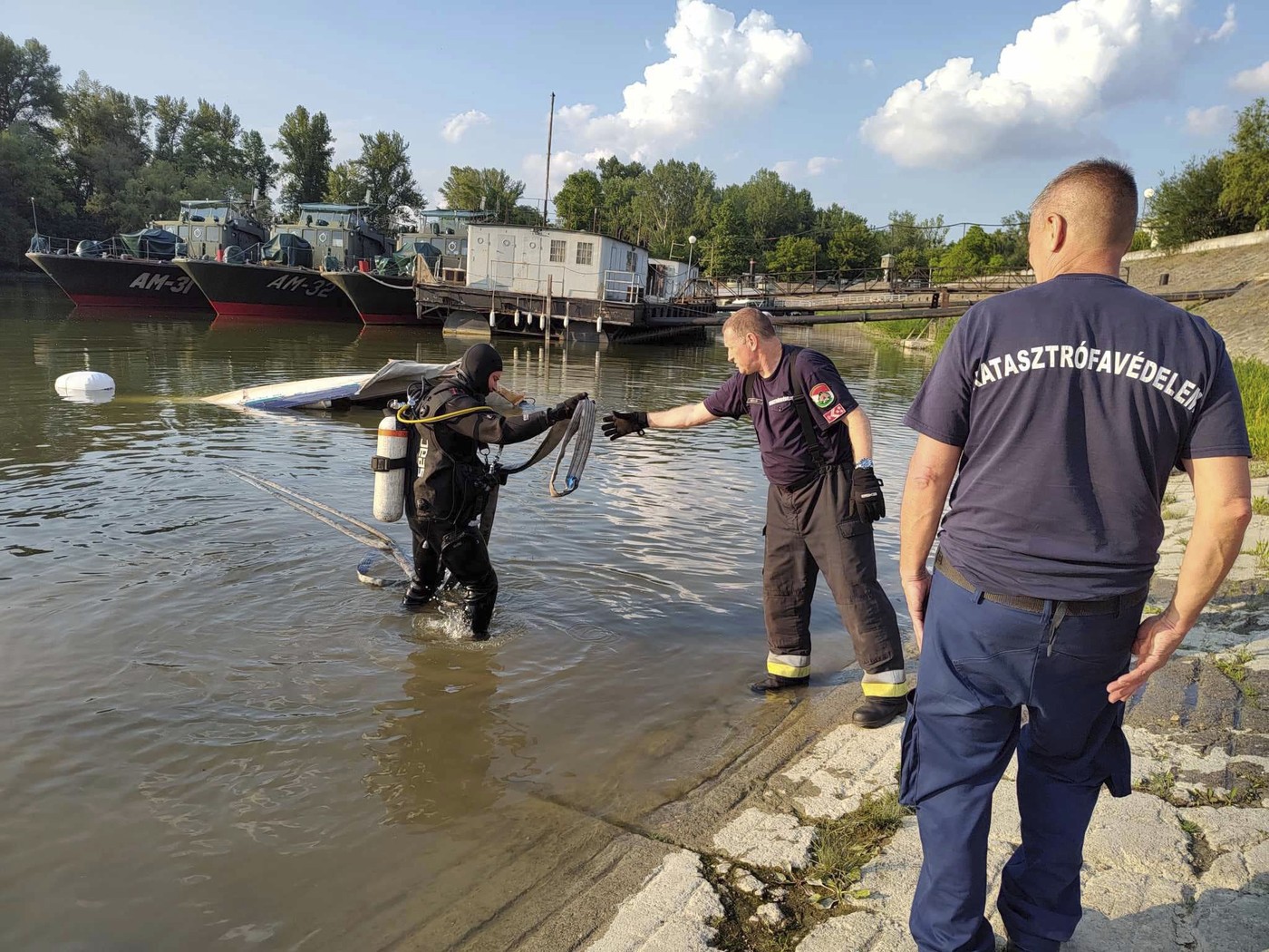 Dva lidé zemřeli při lodní nehodě na řece Dunaj, pět lidí se pohřešuje Dva lidé zemřeli při lodní nehodě na řece Dunaj, pět lidí se pohřešuje