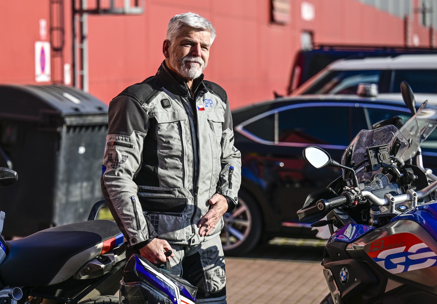 Prezident Pavel se zranil na motorce, zranění nejsou vážná, je na pozorování v ÚVN