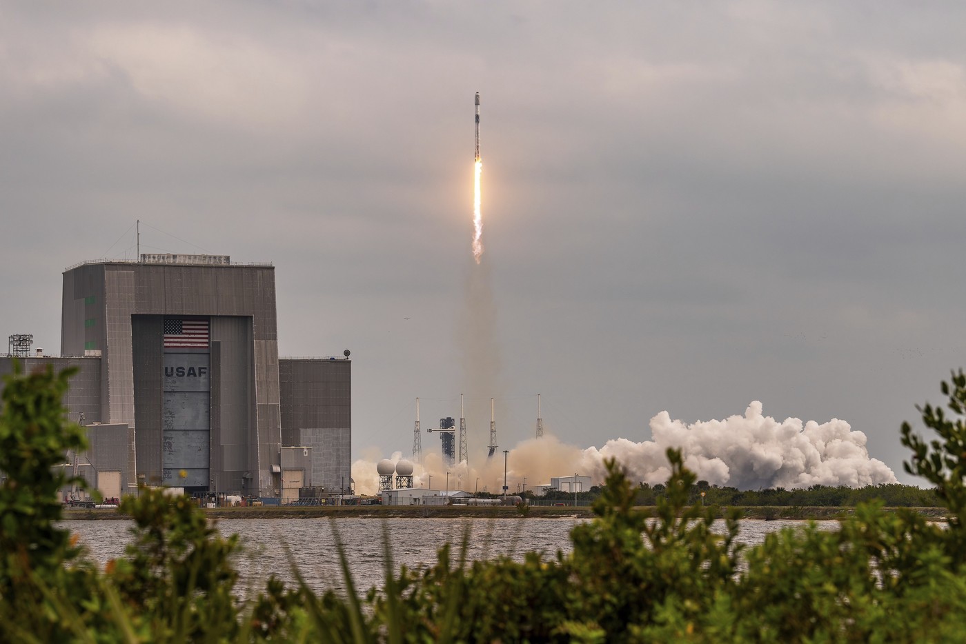 Muskův Starlink vlastní 60 procent z asi 7500 umělých satelitů Země Muskův Starlink vlastní 60 procent z asi 7500 umělých satelitů Země