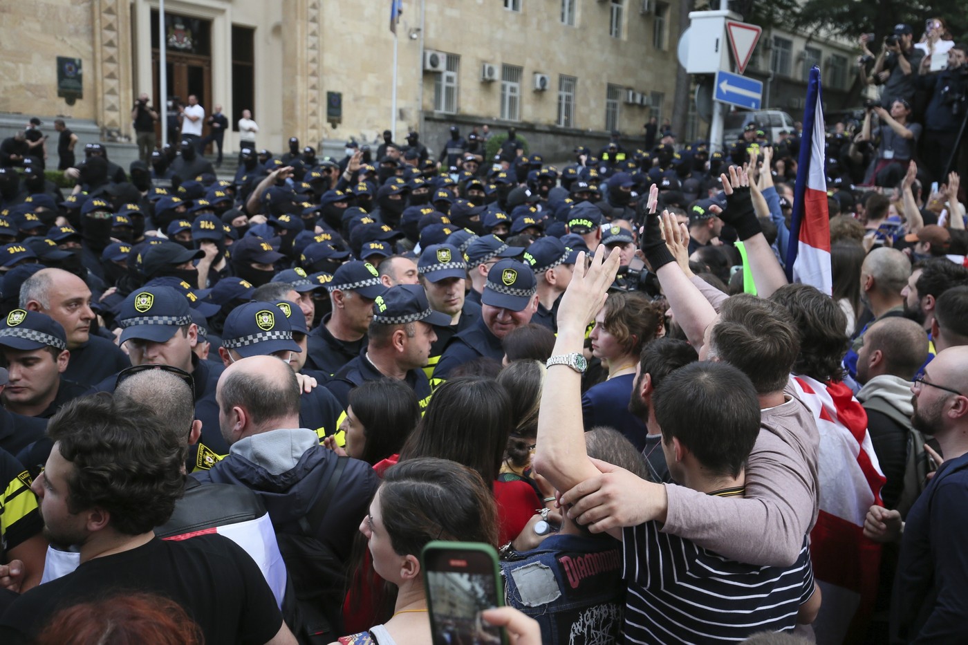 Gruzínský parlament přehlasoval prezidentské veto zákona o zahraničním vlivu