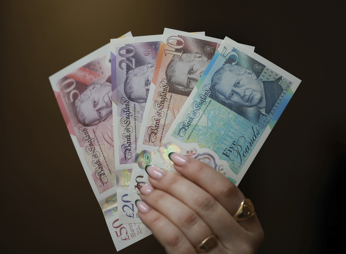 V Británii vstupují do oběhu bankovky s portrétem krále Karla III.