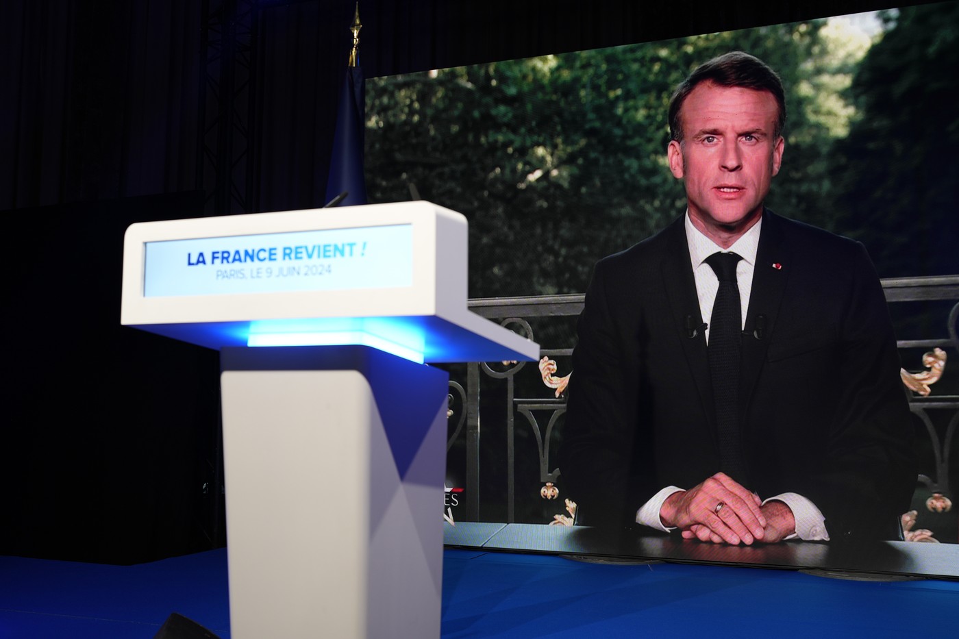 Macron po prohraných volbách do Europarlamentu rozpouští Národní shromáždění, Francii čekají nové volby