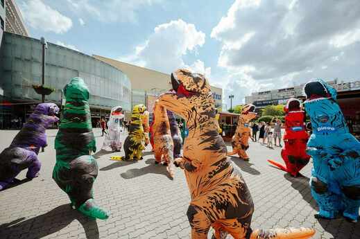 Nová řada svačinek se točí kolem dinosaurů, předvedla se dronovou show nad Vltavou