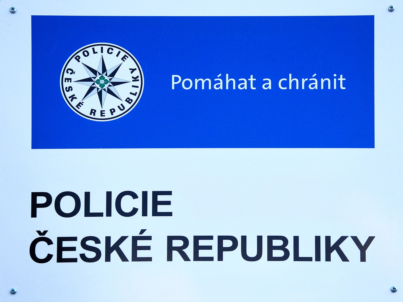 Muž napadl šest lidi na čerpací stanici v Praze, jeden skončil v nemocnici