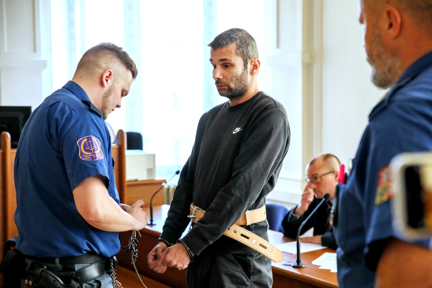 Krajský soud se dnes začal zabývat případem z loňského září, kdy muž na ulici v Brně pobodal školačku