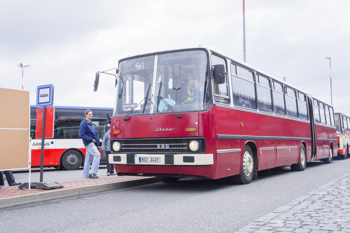 Před 25 lety vyjel naposledy legendární kloubový autobusu Ikarus s cestujícími