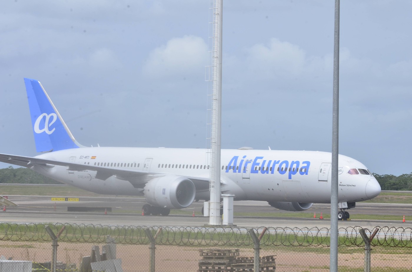 Při turbulencích se v letadle ze Španělska do Uruguaye zranilo na 30 lidí