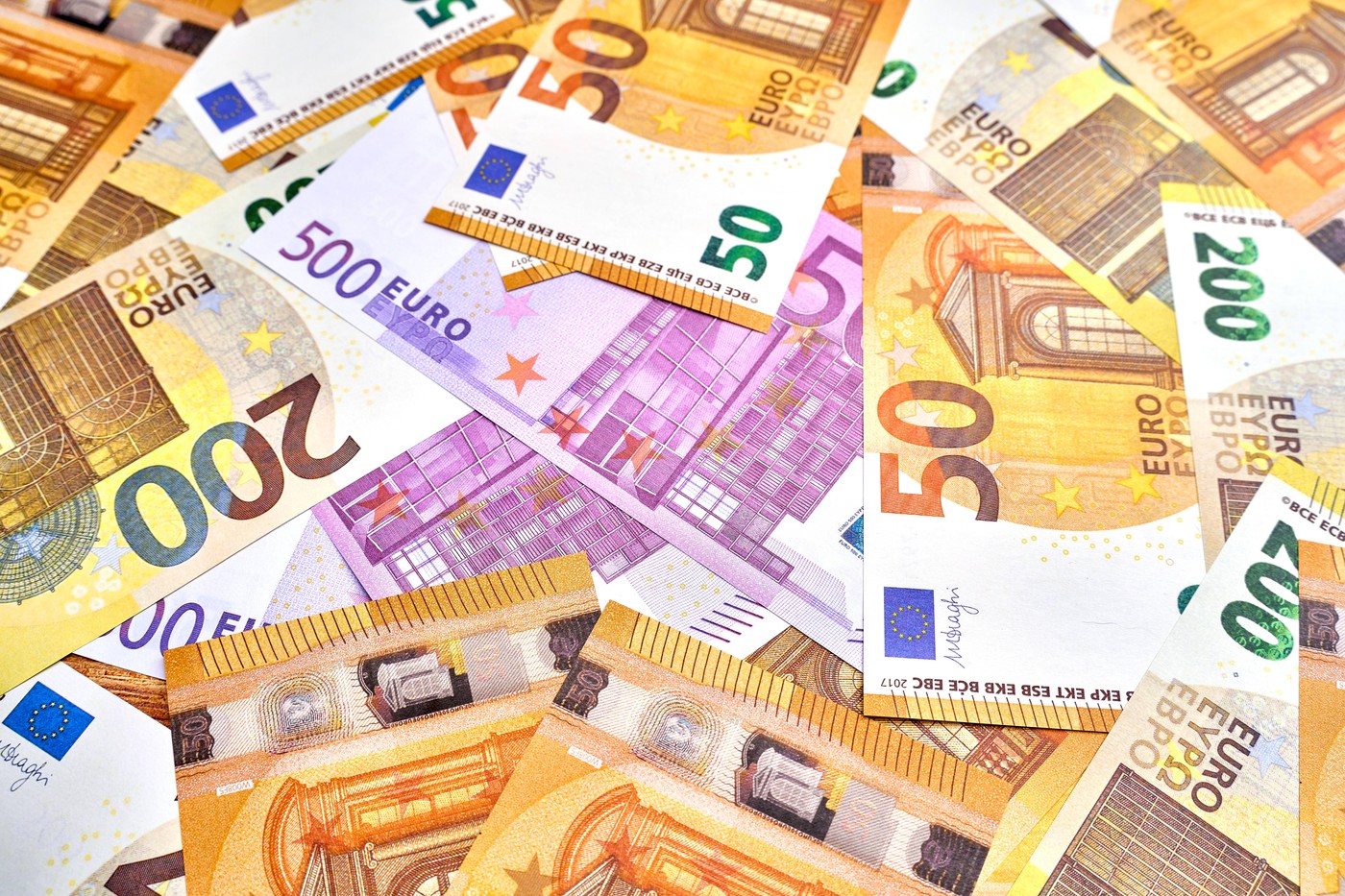 Inflace v eurozóně v červnu podle odhadu Eurostatu klesla na 2,5 procenta
