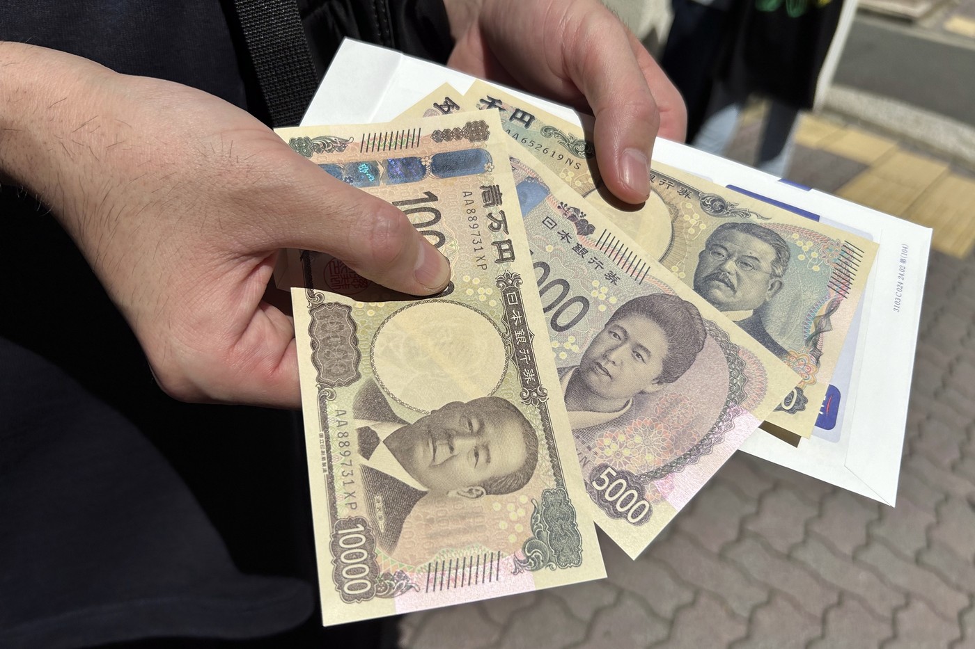 Japonsko dnes po dvou desetiletích vydalo nové bankovky s 3D hologramovou technologií, které mají bránit padělání Japonsko dnes po dvou desetiletích vydalo nové bankovky s 3D hologramovou technologií, které mají bránit padělání