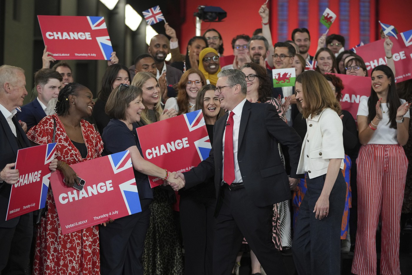 V britských volbách vyhráli labouristé, Sunak pogratuloval Starmerovi