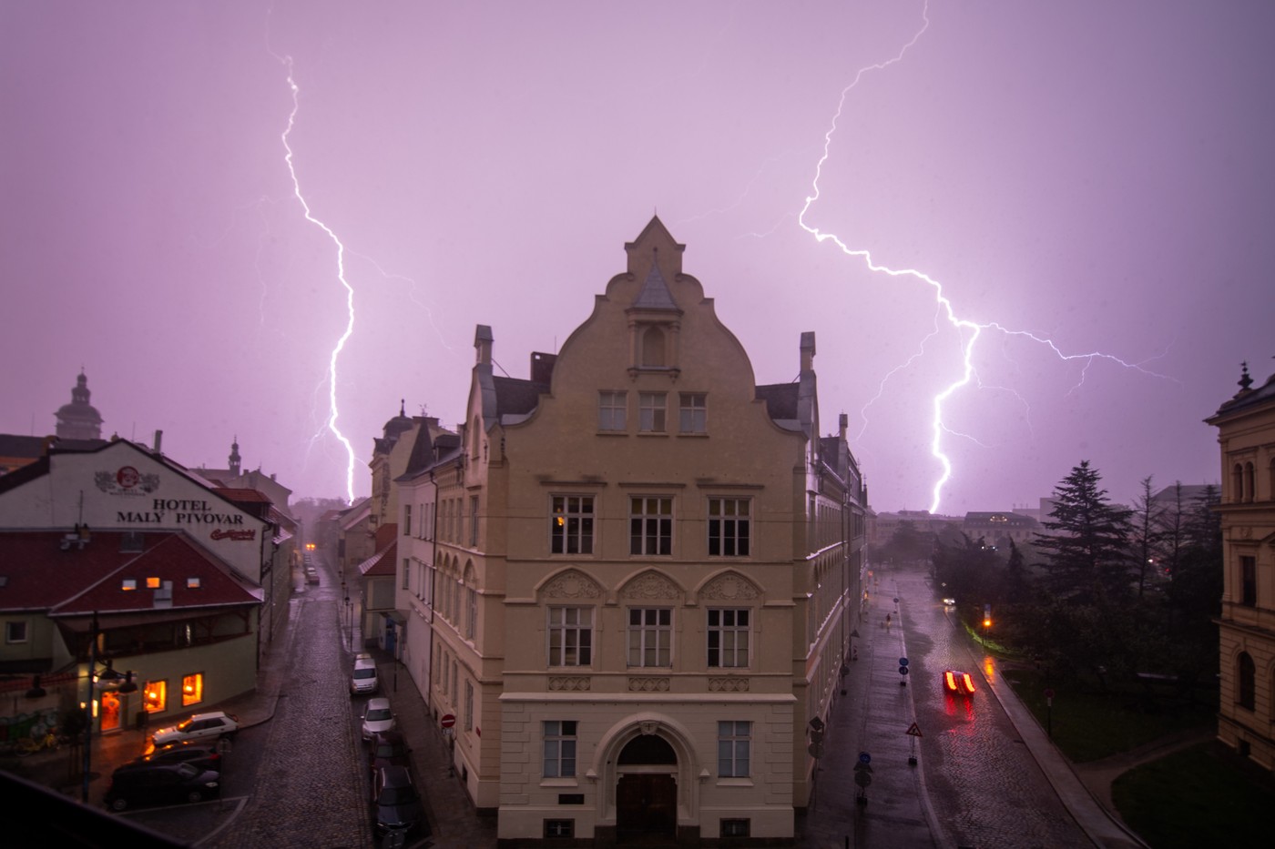 Bouřky působily problémy v dopravě a energetice, hasiči evakuovali dva tábory