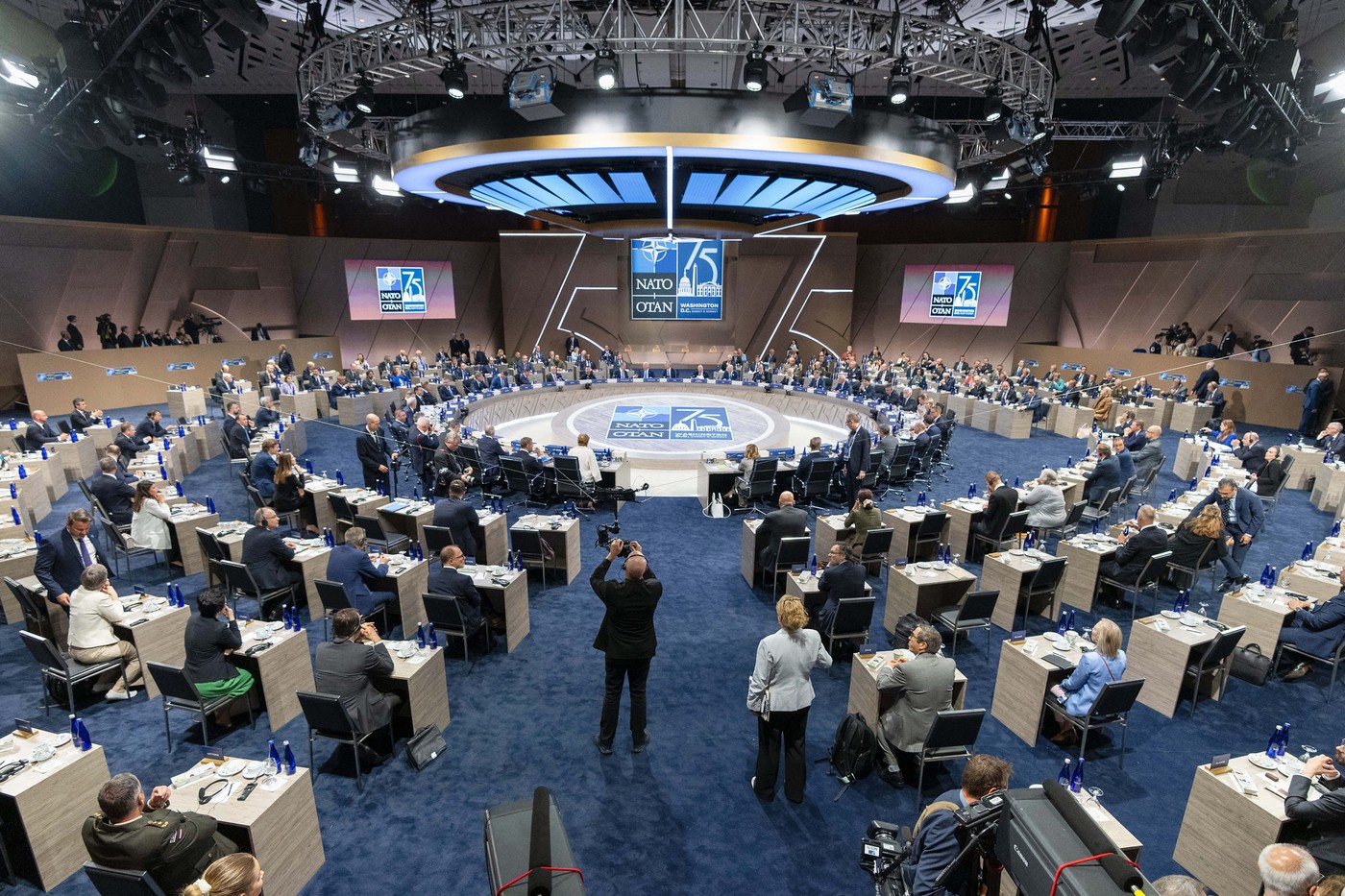 Summit NATO slíbil další podporu Ukrajině, odsoudil čínskou pomoc Rusku