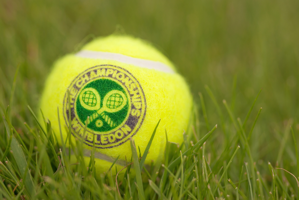 Úřadující šampion Alcaraz a světová jednička Sinner postoupili ve Wimbledonu do čtvrtfinále