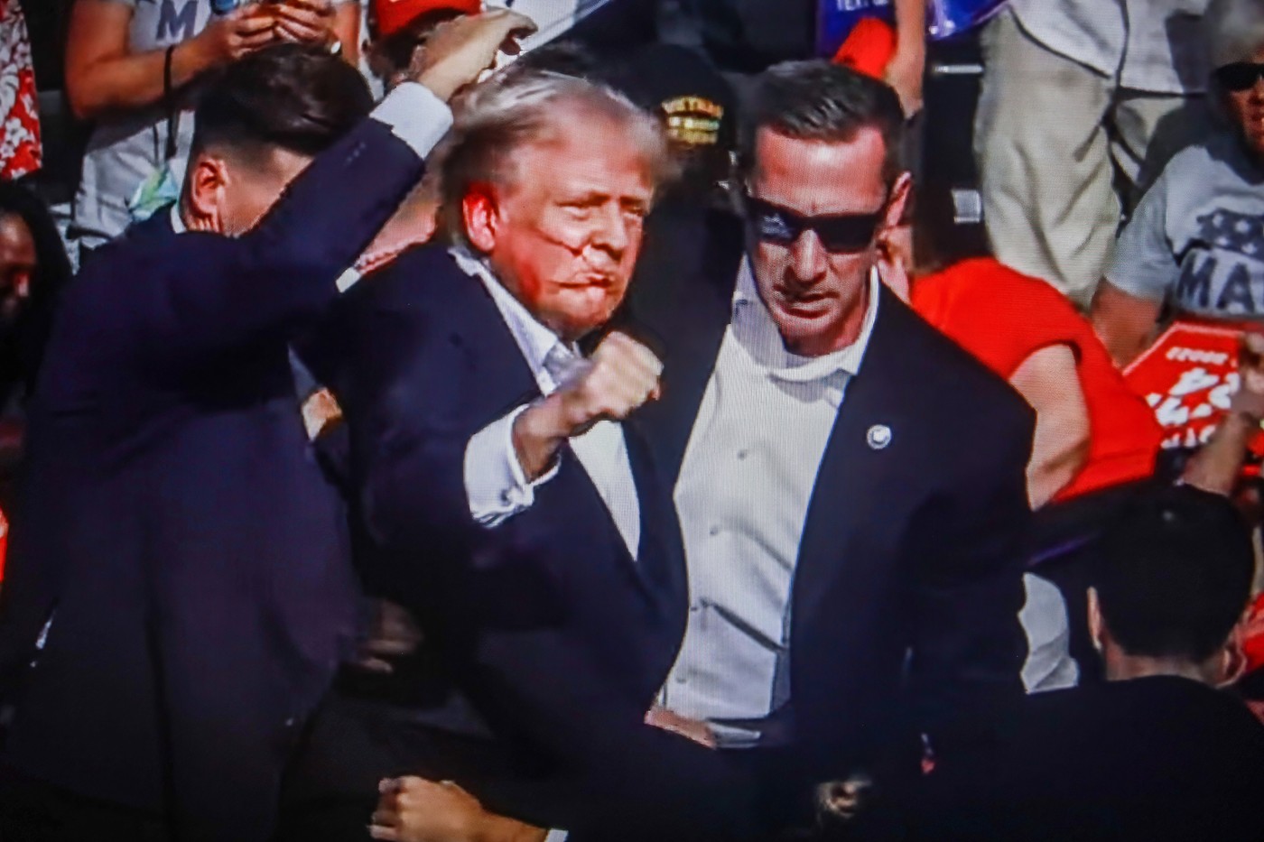 Po střelbě na Trumpově mítinku jsou dva mrtví, exprezident má poraněné ucho Po střelbě na Trumpově mítinku jsou dva mrtví, exprezident má poraněné ucho