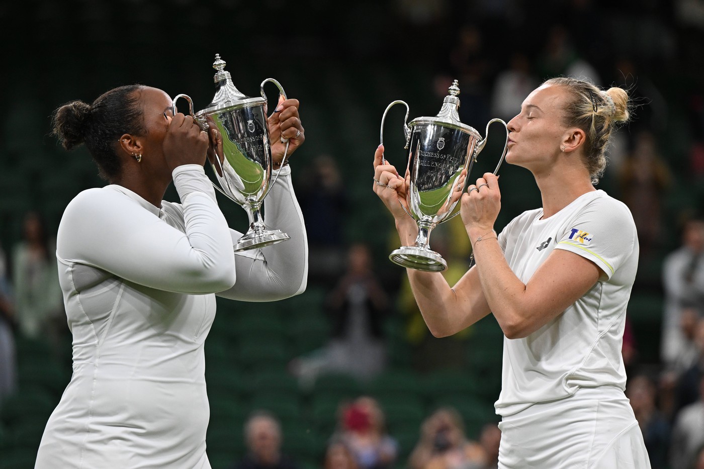 Siniaková navázala na Krejčíkovou a získala ve Wimbledonu titul ve čtyřhře Siniaková navázala na Krejčíkovou a získala ve Wimbledonu titul ve čtyřhře