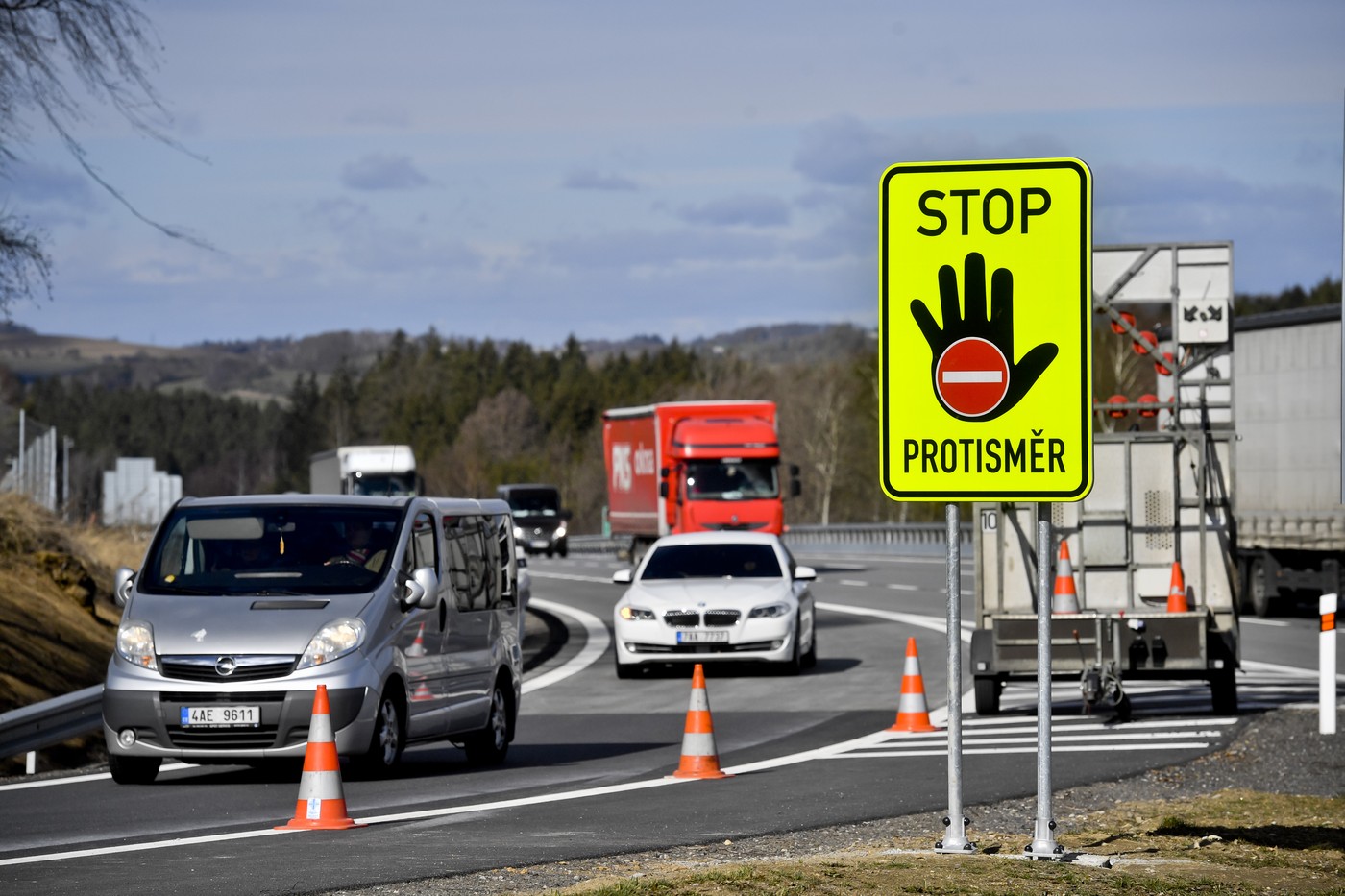 Dálnici D1 mezi Přerovem a Lipníkem řidič v protisměru, policie po něm pátrá